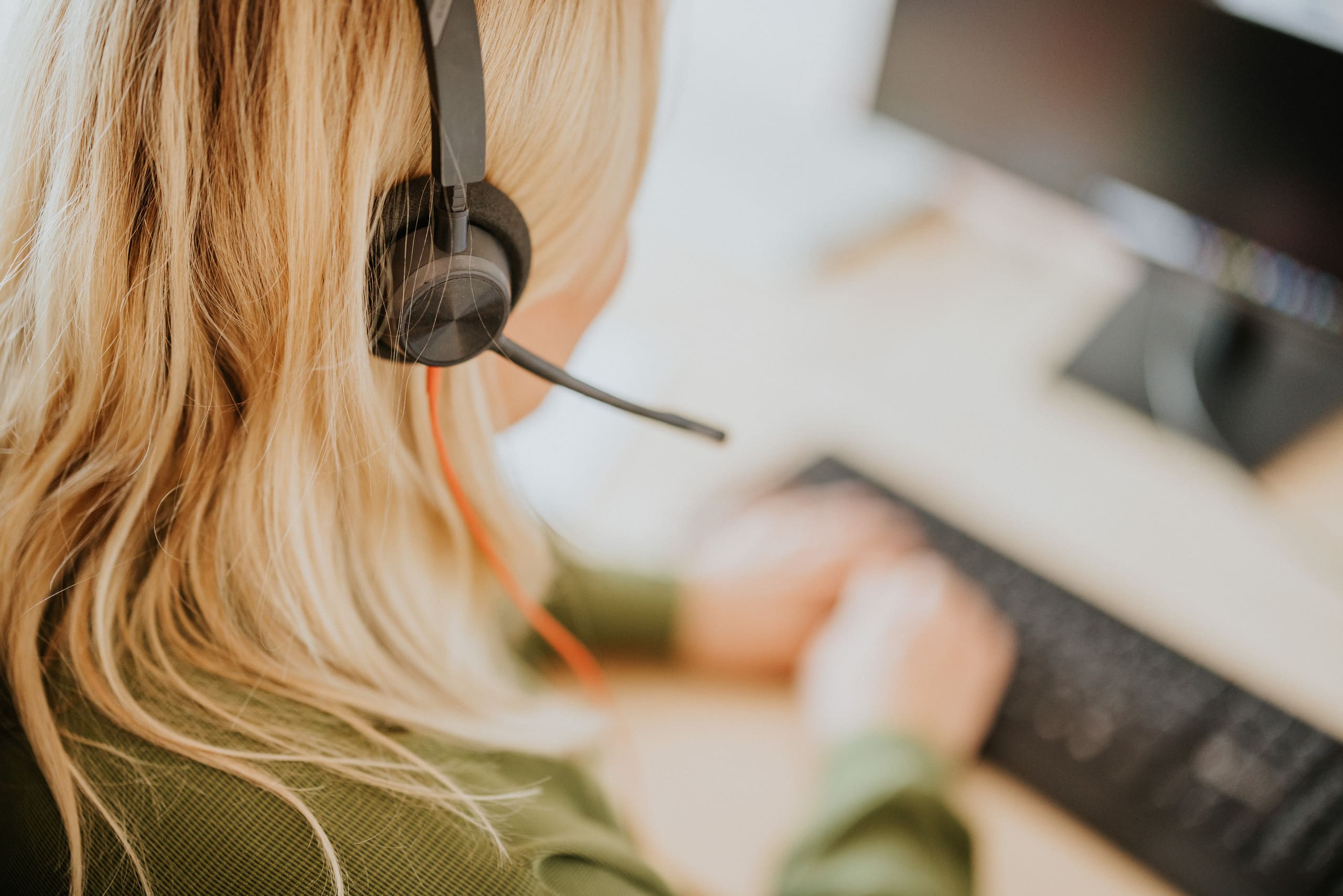 Medarbetare med headset bemannar en krisledningscentral för stöd och krishantering dygnet runt.